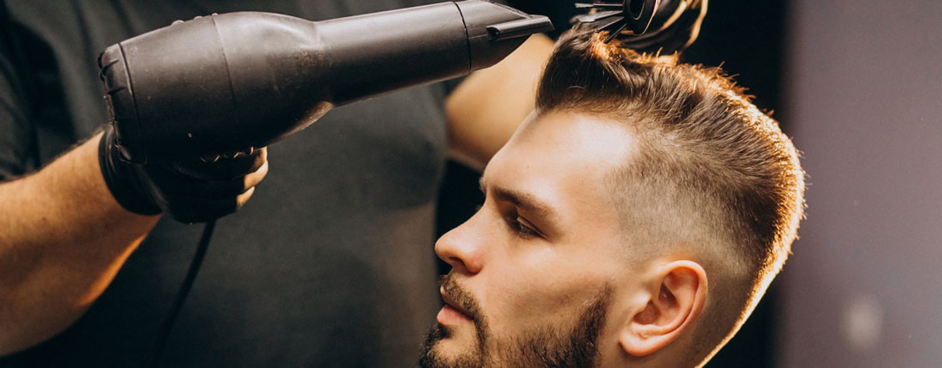 Foto de homem fazendo escova no salão