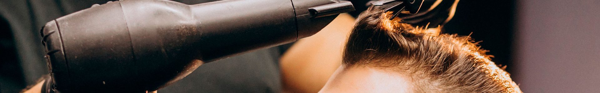 CMarques-Salao-e-Barbearia-Homem-Cortando-o-Cabelo-[1920x450]